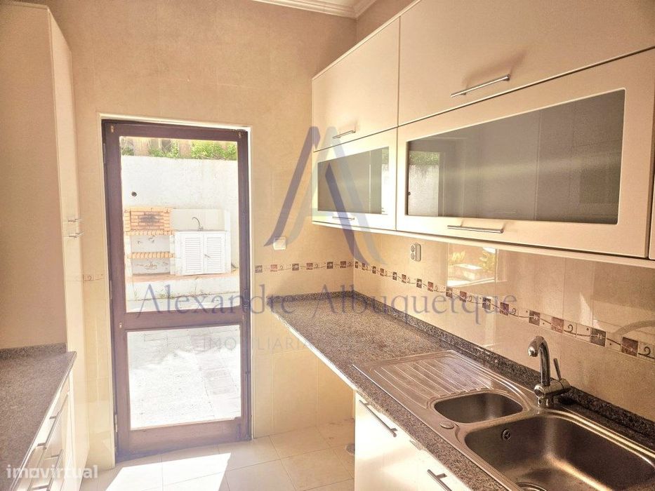 Apartamento T2 com Terraço, Arrecadação e Parqueamento | Sesimbra