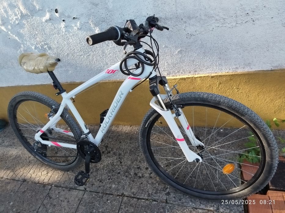 Bicicleta todo o terreno RockRider com amortecedores na roda da frente