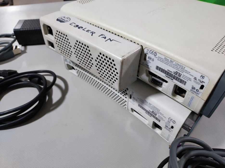 Duas Xbox 360 completas com acessórios