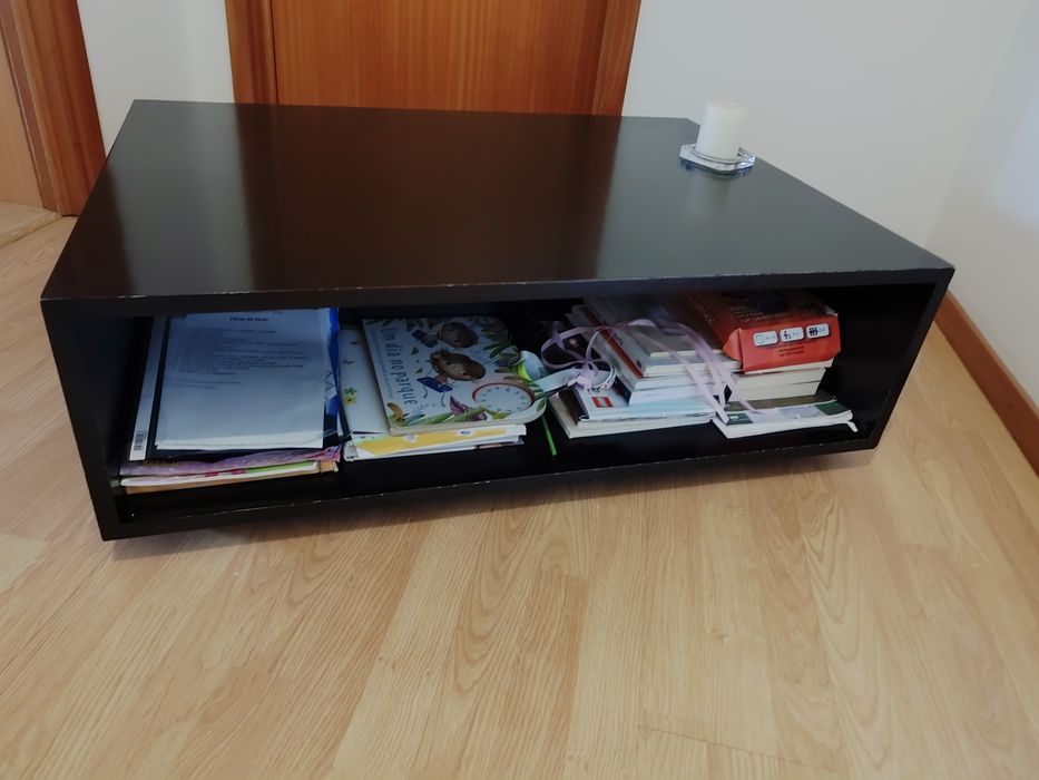 Mesa de centro para sala de estar em madeira maciça.