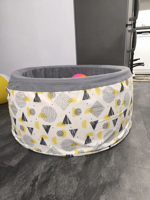 suchy basen z piłeczkami