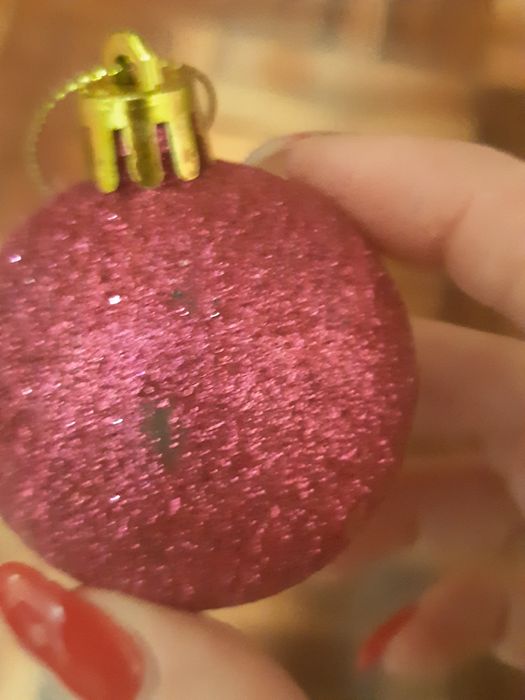 Enfeites de natal em rosa, roxo e azul