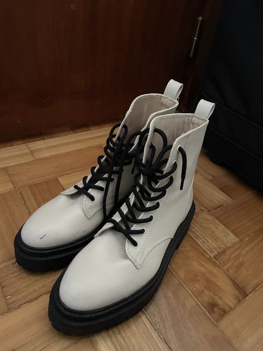 Botins brancos lefties