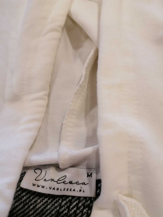 Biała bluza ze wstawkamiM
