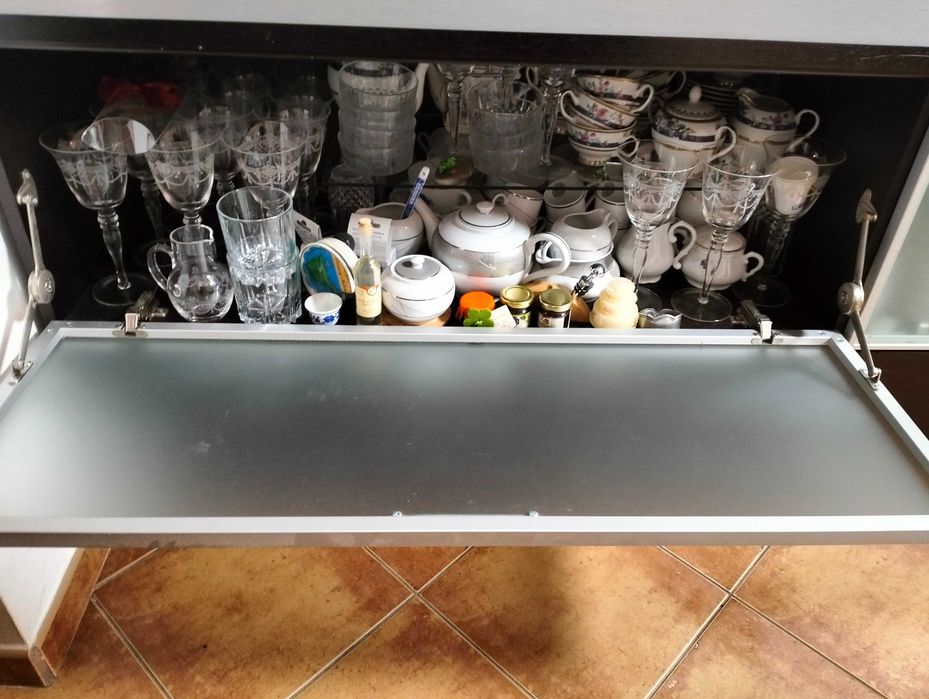 Aparador de sala em madeira, com portas de vidro temperado