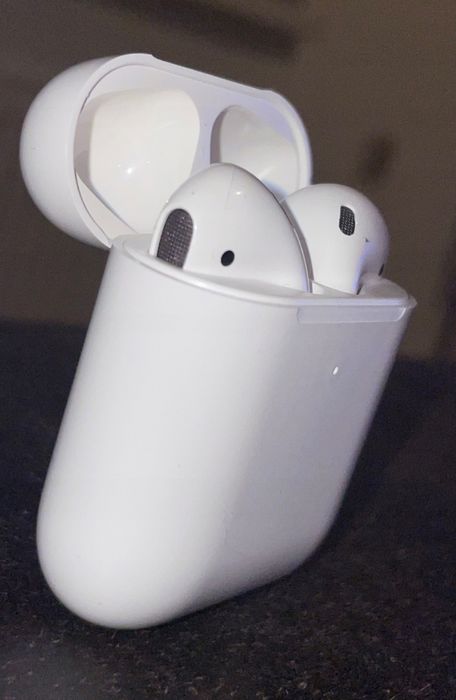 Białe słuchawki bluetooth bezprzewodowe douszne do każdego telefonu