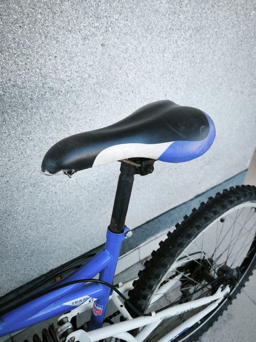 Bicicleta BTT travões de disco e amortecedores