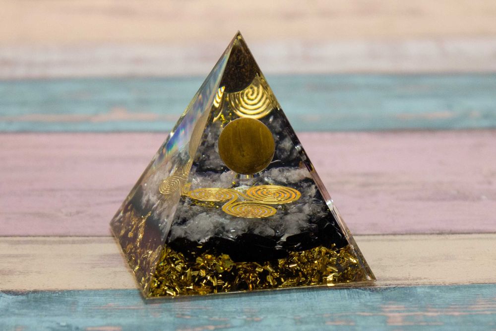 Piramida Orgonit Tygrysie Oko Miedź Kryształ Triskelion Celtycki 5 cm