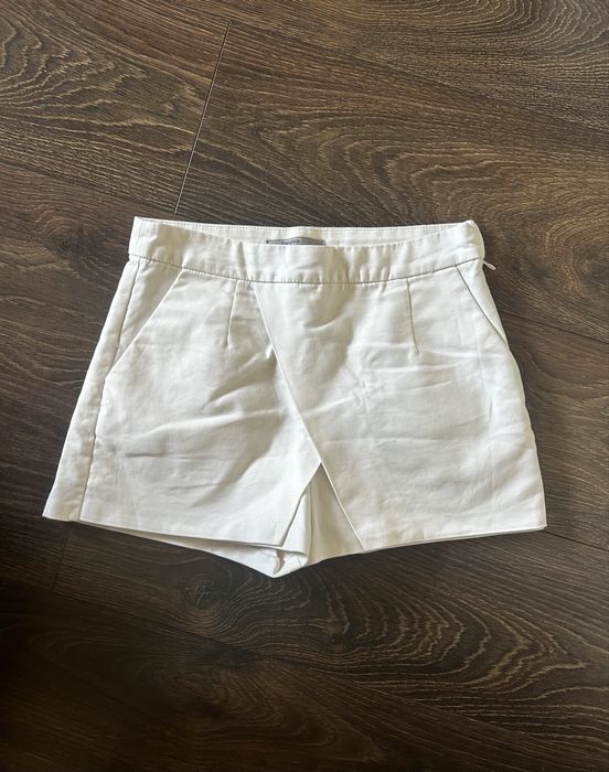 Białe spódnico-spodenki Bershka r. 36