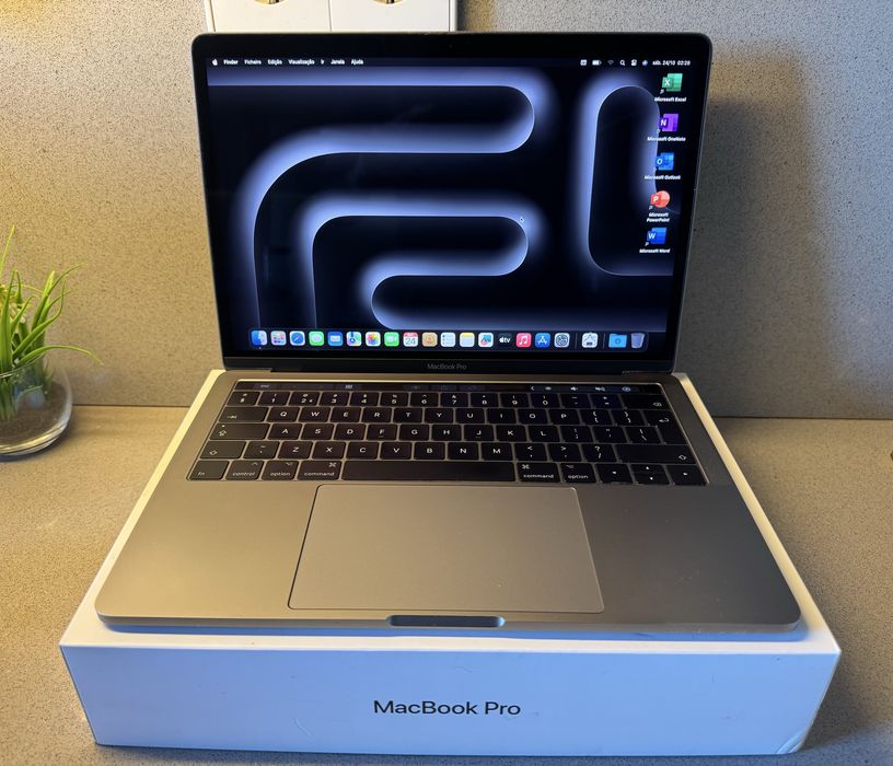 MacBook Pro 13 " Touchbar  - i5 | 8GB RAM 250GB SSD