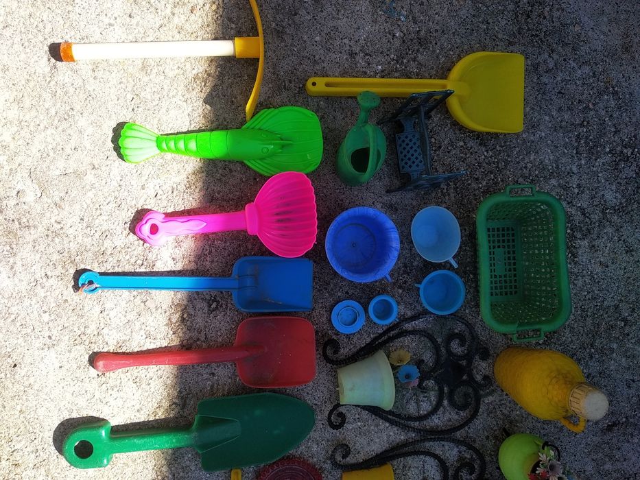 Brinquedos em plástico antigos e alguns em cerâmica e madeira