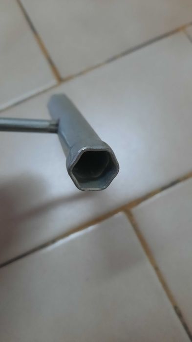 Chave tubular em T e ponta Philips