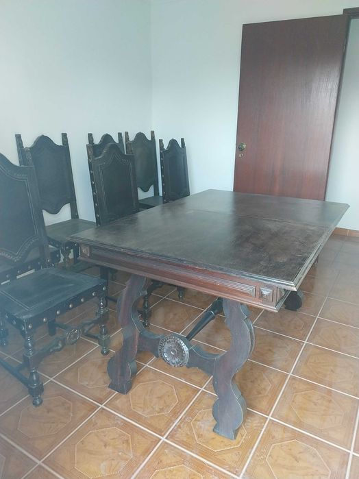 Mesa e 8 cadeiras