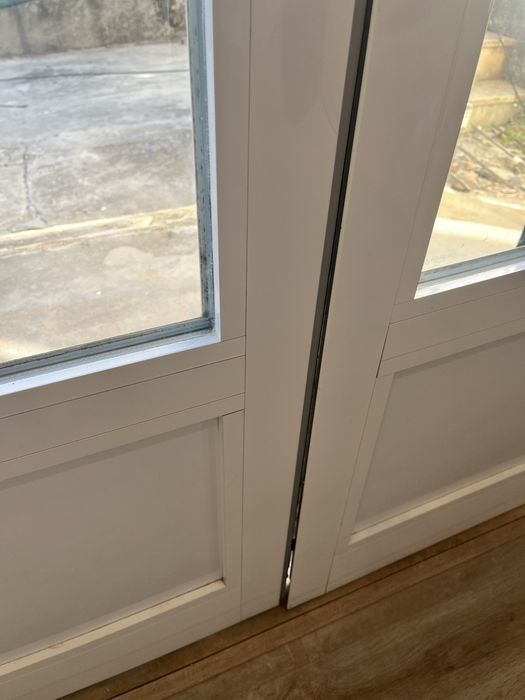Duas janelas aluminio velhas