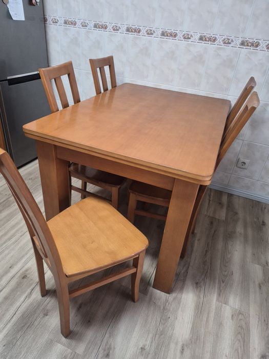 Mesa 130x90 extensível com 6 cadeiras