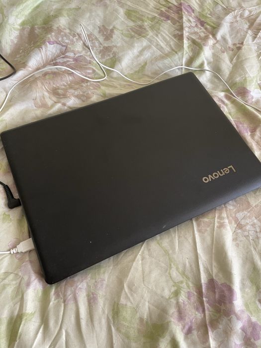 Ноутбук Lenovo чорний