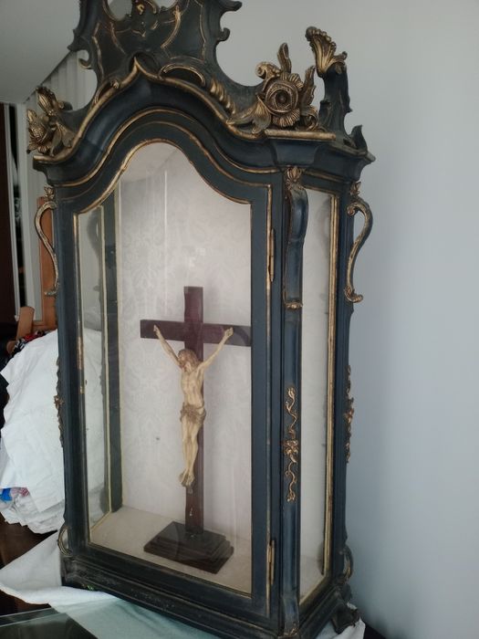 Vendo  santuário antigo  com  crucifixo