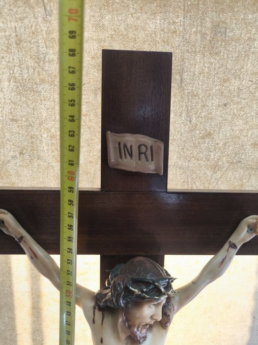 Imponente Crucifixo de Mesa em Madeira e Marfinite