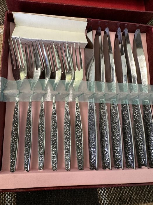 Столовий набір 6 виделок та ножів. Новий.