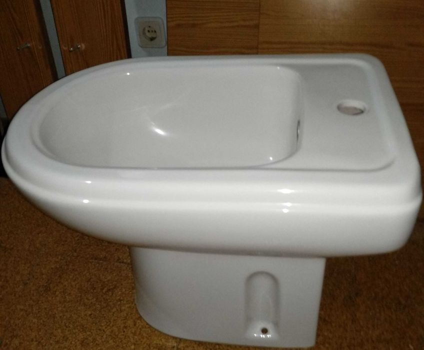 Vendo bidé estado novo marca Induza 20 euros