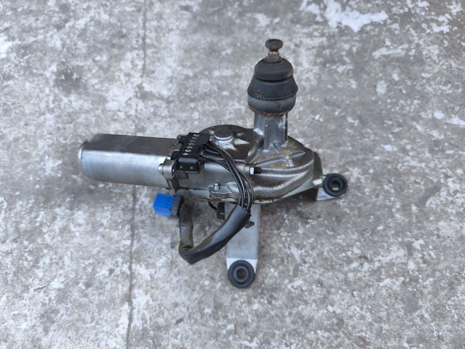 Продам моторчик заднего дворника на kia sorento 1