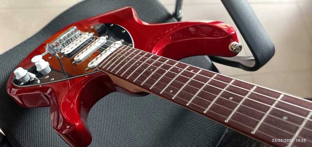 Guitarra Sterling Silhouette by Musicman