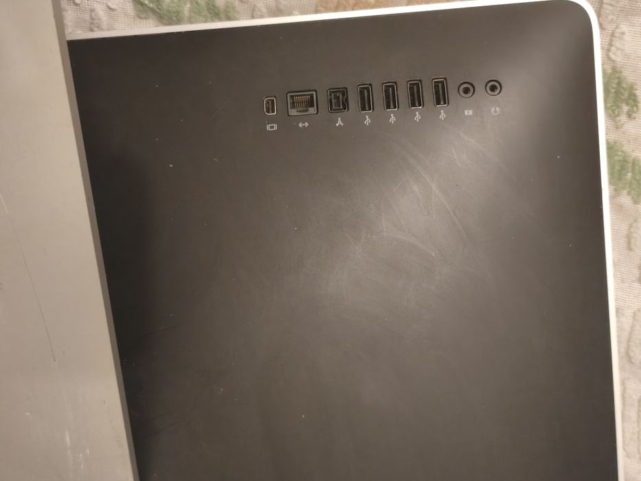 iMac 24 con marcas de uso atrás