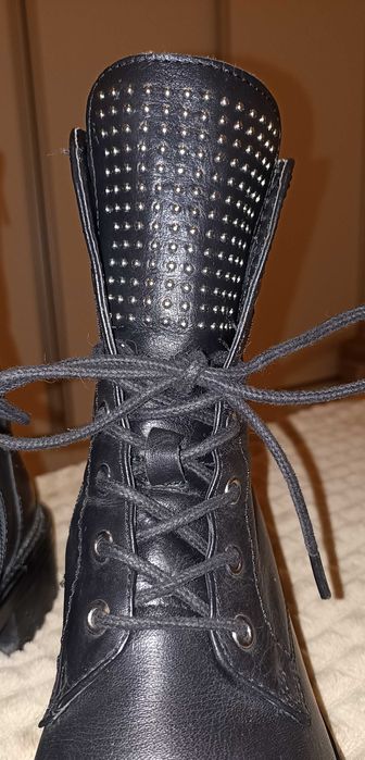 Botins estilo militar Zara com strass