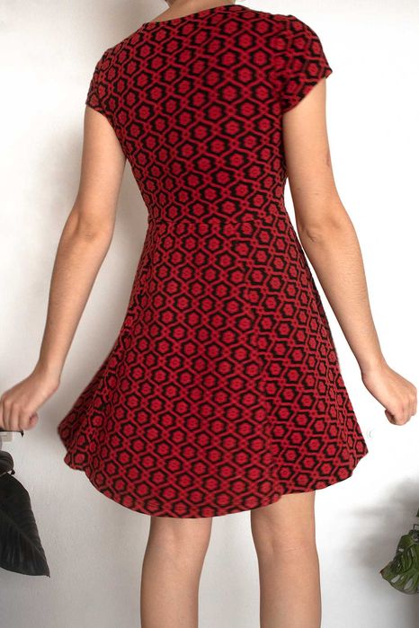 Vestido rodado vermelho e preto