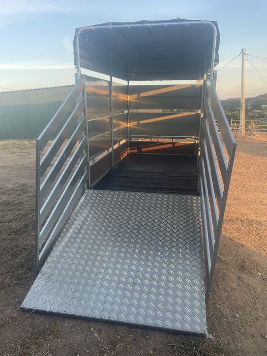 Faço transporte de animais vivos