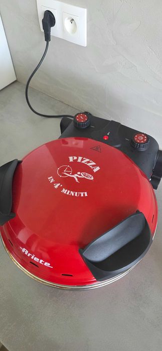 Ariete 909 — piec do pizzy, czerwony