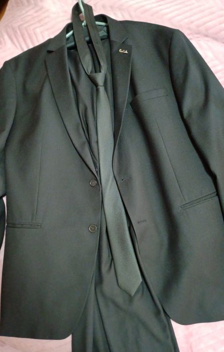 Класичний чорний костюм