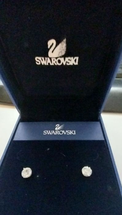 Brincos Swarovski novos e na caixa