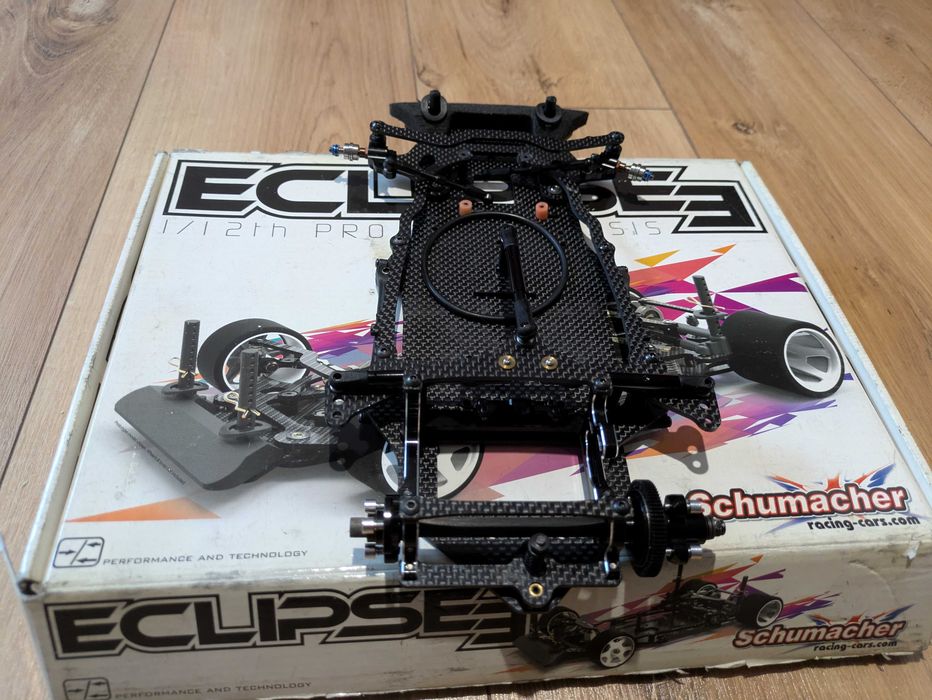 Model  Schumacher Eclipse 3 pancar, 1/12 bez elektroniki