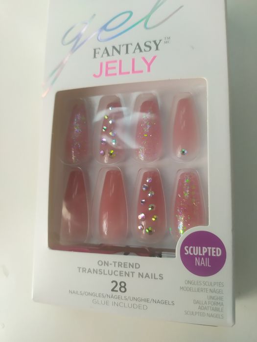 Paznokcie tipsy różowe brokat kryształki kształt trumienka