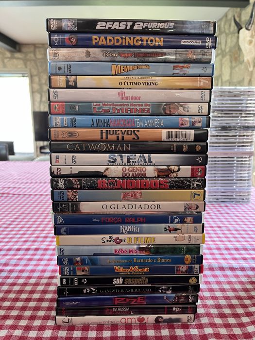 Vendo 235 CDs e DVDs
