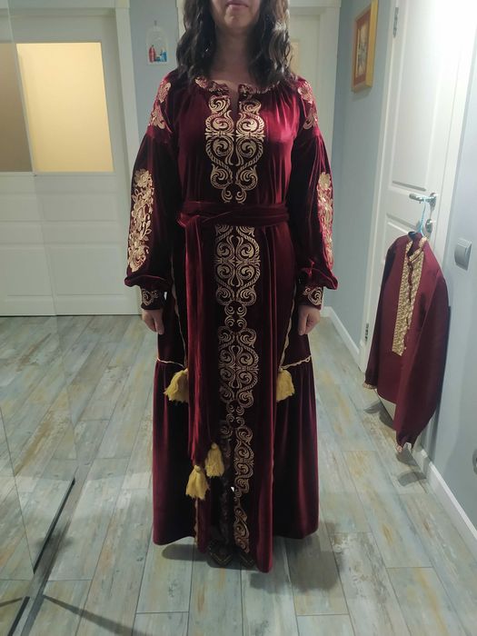 Шикарне бордове  вишневе бархатне оксамитове вишите золотом плаття