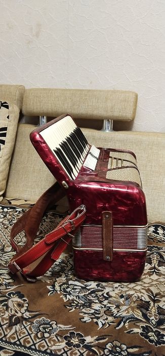 Німецький 3/4 акордеон,9+3 регістра.