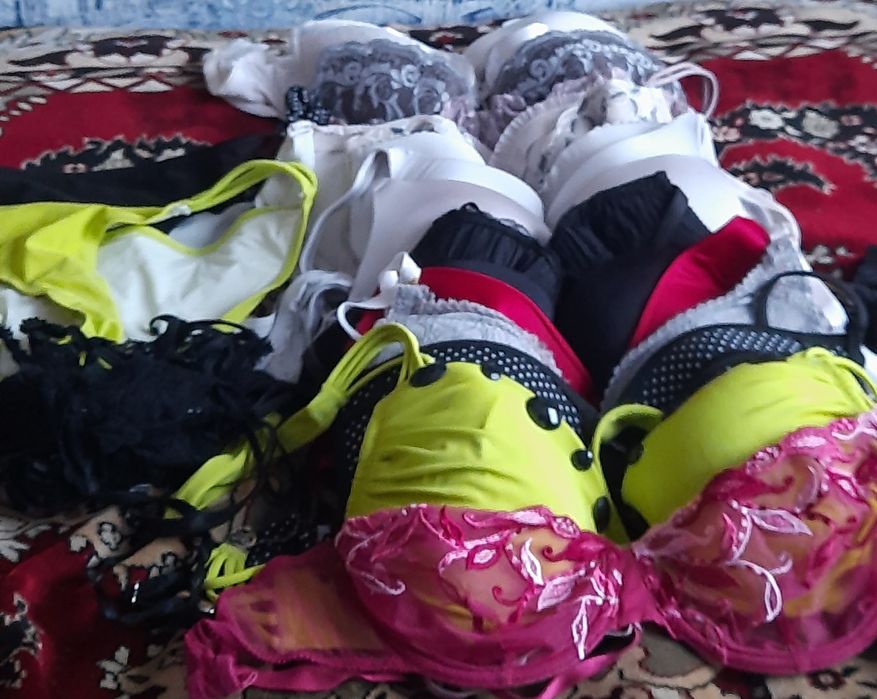 Лот юстгальтерів