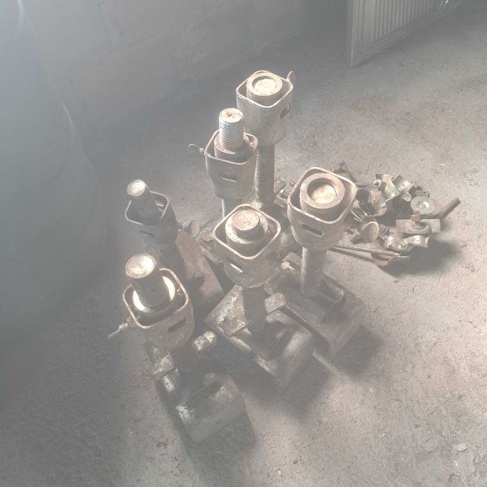 Scaffold feet with adjustment64186448957441122