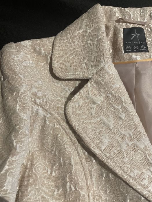 Casaco de festa beje com botoes dourados