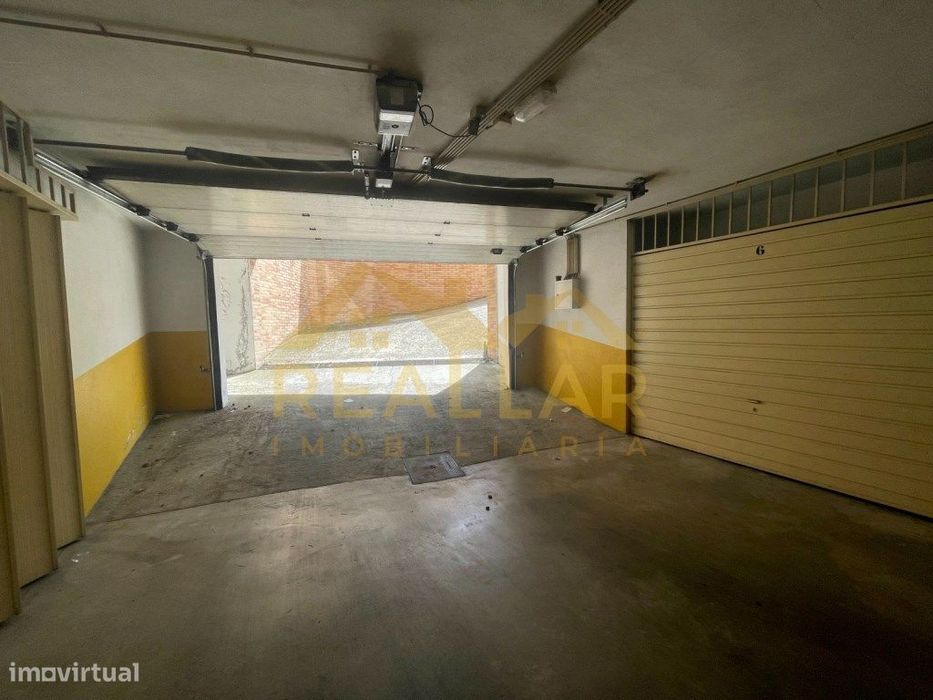 Apartamento T2 Mobilado com Box de Estacionamento em Localização Pr...