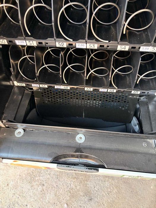 Automat vendingowy Necta Snakky 6-30 + wrzutnik CashFlow 690