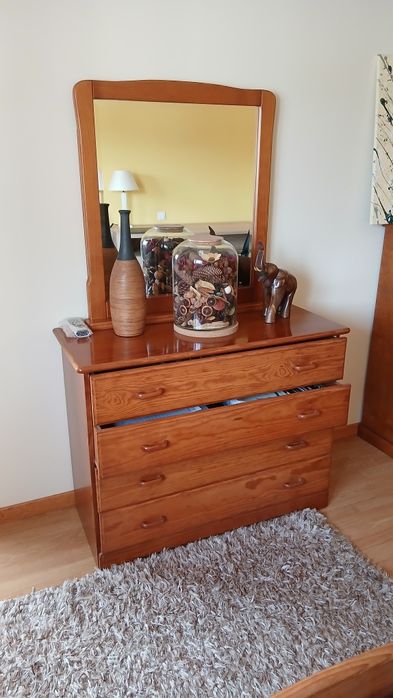 Mobília de quarto em madeira maciça