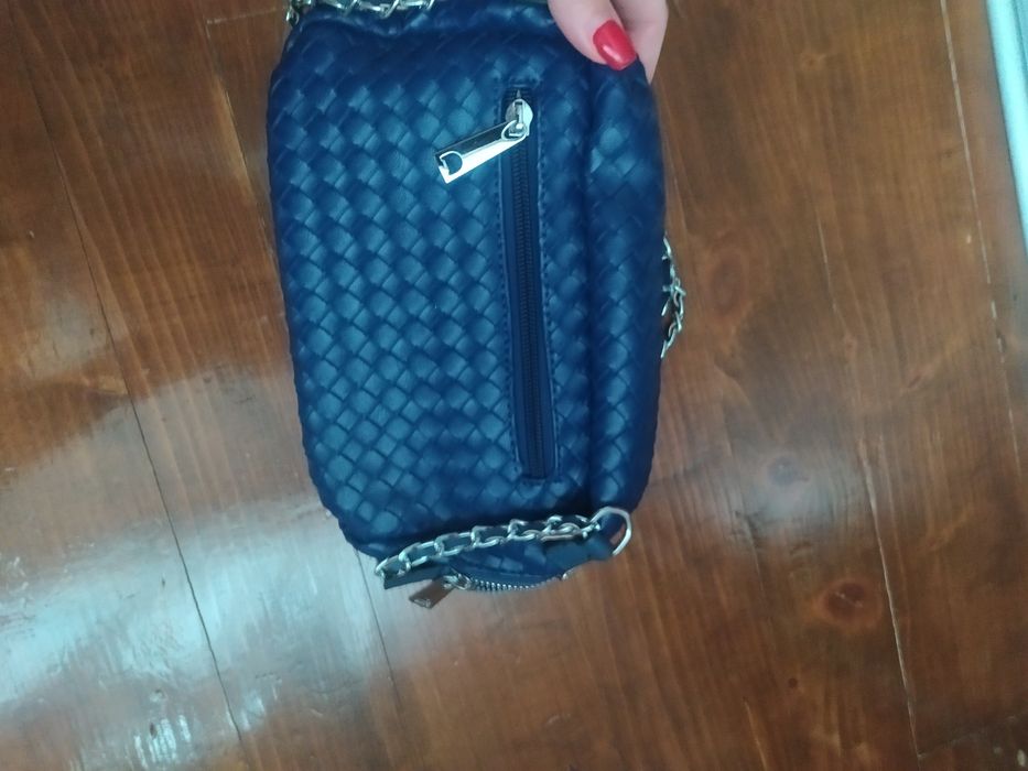 Синя сумка крос боді плетена в стилі ботега