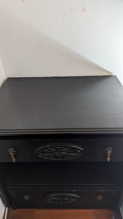 Vendo Cômoda e Mesa de Cabeceira em Madeira