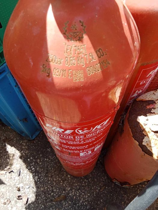 12 Extintores Vários Tamanhos