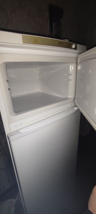 Продам холодильник треба заміна компресора