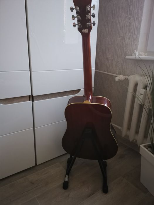 Gitara akustyczna marki EPIPHONE.