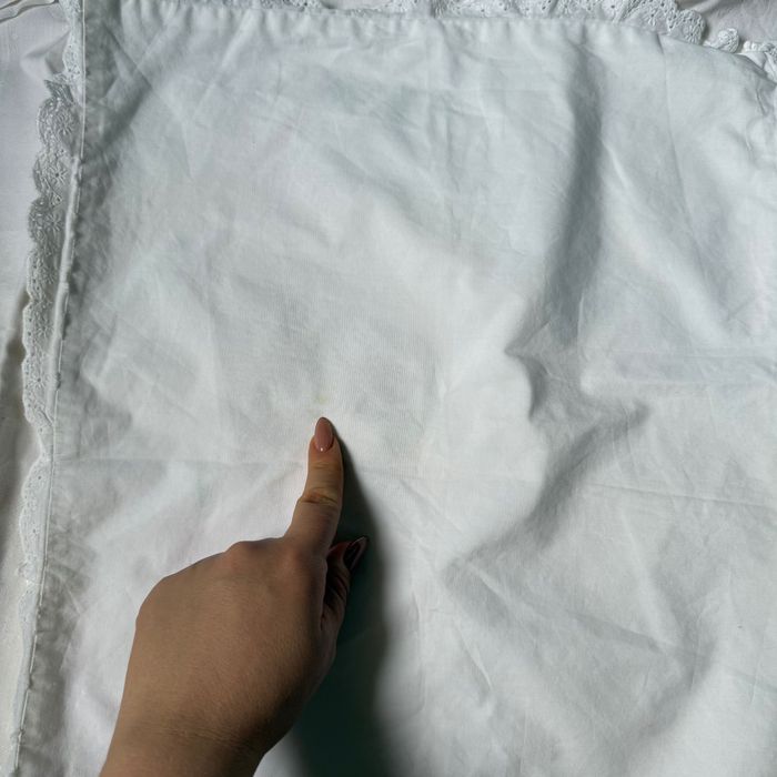 Білі наволочки на диванні подушки з мереживом